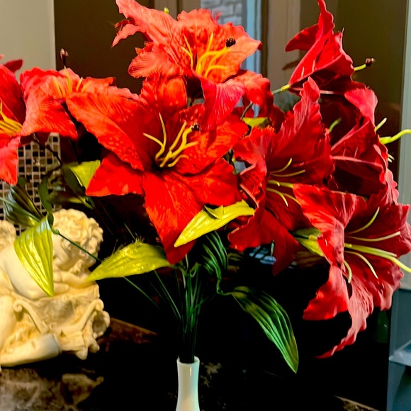 Faux lily flowers(10 branches) for floral arrangement. - Picture 1 of 3